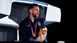 Biển người Argentina đón Messi và đồng đội về giữa đêm muộn