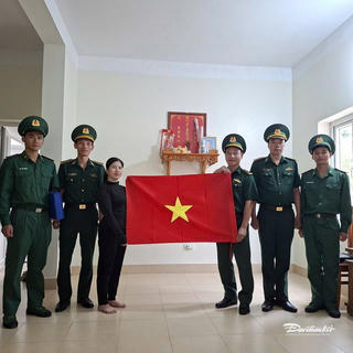 Trao cờ Tổ quốc cho ngư dân đảo Trần