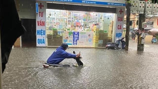 Công an Hà Nội khuyến cáo người dân tham gia giao thông an toàn mùa mưa bão