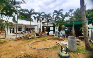 Trường bất ngờ đóng cửa, phụ huynh lo lắng