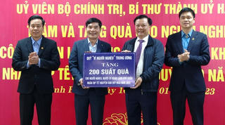 Bí thư Thành ủy Hà Nội tặng quà Tết tại Ninh Bình
