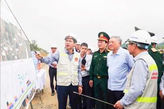 Phó Thủ tướng Thường trực Nguyễn Hòa Bình thị sát dự án cao tốc Hòa Liên - Túy Loan