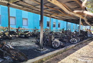 Nhiều xe máy trong Trường quốc tế IEC Quảng Ngãi cháy thiêu rụi