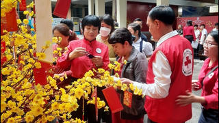 Tết sớm với người nghèo xa quê