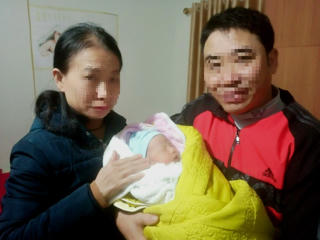 Phát hiện bé gái sơ sinh bị bỏ rơi trước cổng nhà của vợ chồng hiếm muộn