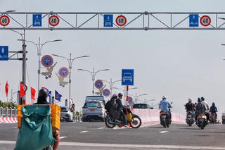 Hà Nội: Nâng tốc độ ô tô, xe máy di chuyển trên cầu Vĩnh Tuy 