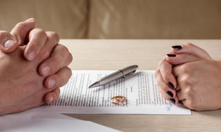 Vợ chồng ly hôn có phải cùng nhau trả nợ?