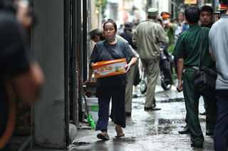 Người dân chuẩn bị đồ ăn tiếp sức cho cảnh sát chữa cháy chung cư mini