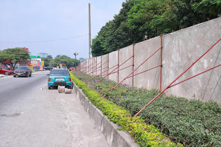 Bất chấp lệnh tháo dỡ hàng rào bê tông trên vành đai 2,5 vẫn tồn tại