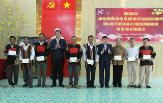 Đoàn công tác Hội đồng dân tộc của Quốc hội thăm, tặng quà chiến sĩ, đồng bào vùng biên