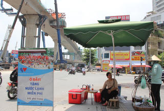Trạm nước miễn phí phục vụ người lao động giữa thời tiết nắng nóng