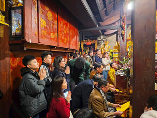 Hà Tĩnh: Đông đảo người dân đến đền Củi chiêm bái đầu năm