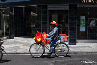 Nắng nóng gần 40 độ C, người Hà Nội kín mít ra đường