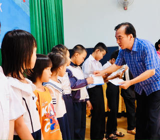 Trao quà, tiếp sức cho trẻ em khuyết tật Đắk Lắk đến trường