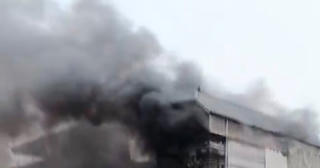 Hình ảnh nam thanh niên cứu hai cô gái thoát khỏi vụ cháy nhà trọ