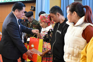 Trưởng Ban Tuyên giáo TƯ Nguyễn Trọng Nghĩa thăm, tặng quà Tết gia đình chính sách, hộ nghèo tại Tuyên Quang