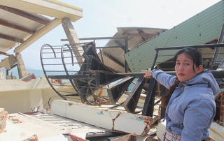 Quảng Nam: Người dân gia cố bờ biển Cẩm An bị sạt lở