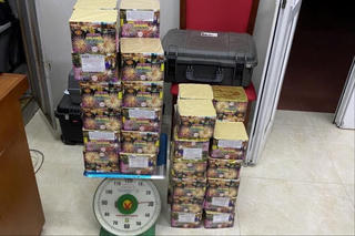 Bắt quả tang đối tượng buôn bán trái phép 58kg pháo hoa nổ