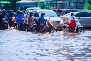 Mưa trắng trời chiều cuối tuần, người dân TP HCM bì bõm lội nước về nhà