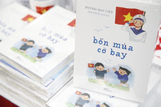 'Bốn mùa cờ bay': Lời thơ gửi đảo xa