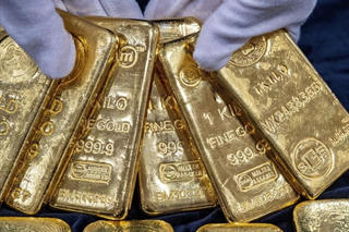 Giá vàng thế giới giảm hơn 2% khi nhà đầu tư đổ xô sang đồng USD