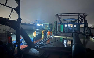 CSGT Hà Nội mật phục bắt 'cát tặc' lúc rạng sáng trên sông Hồng