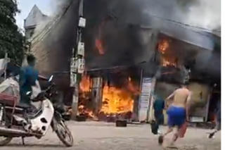 Hòa Bình: Hỏa hoạn thiêu rụi liên hoàn 3 ngôi nhà