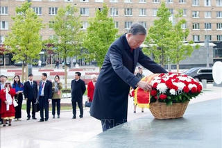 Tổng Bí thư Tô Lâm dâng hoa tưởng nhớ Chủ tịch Hồ Chí Minh và Tổng Bí thư Lê Duẩn tại Moskva