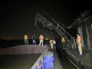 Công an Hà Nội mật phục bắt 'cát tặc' trên sông Hồng