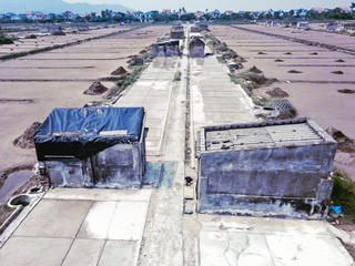 Những ruộng muối không bóng người ở Thanh Hóa