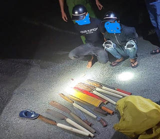 Quảng Ngãi: Nhóm thanh niên đem theo cả bao tải hung khí đi đánh nhau