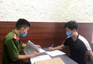 Bắt 'siêu trộm' chuyên đi xe biển kiểm soát giả gây án