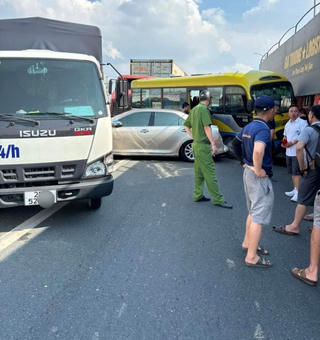 Hà Nội: Tai nạn liên hoàn giữa 5 xe ô tô trên Vành đai 3