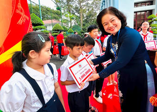 Bình Dương: Trao học bổng cho học sinh có hoàn cảnh khó khăn