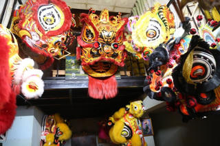 [ẢNH] Đầu lân hút khách dịp Tết Trung thu