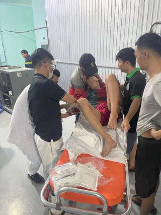 TP HCM: Công an giải cứu nạn nhân bị kẹt tay vào máy trộn