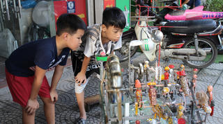 [VIDEO] 'Cỗ máy đồ chơi' độc đáo của người ông dạy cháu yêu lao động