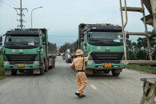 Xe quá tải lộng hành, chây ỳ không cung cấp giấy tờ với lực lượng chức năng
