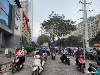 Ngày đi làm đầu tiên sau nghỉ lễ Tết Dương lịch, người dân leo lên vỉa hè tránh ùn tắc