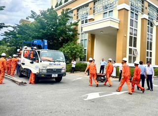 Huế: Đội xung kích lên đường hỗ trợ Hà Tĩnh khắc phục lưới điện do bão số 5 gây ra