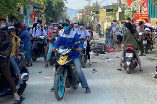 2 xe máy đấu đầu khiến 1 người chết, 4 người bị thương 