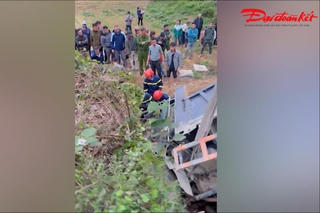 Giải cứu người đàn ông mắc kẹt trong cabin ô tô sau tai nạn