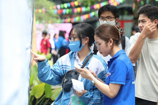 Các sĩ tử làm thủ tục thi tốt nghiệp THPT 2024