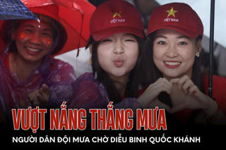 Người dân đội mưa, xếp hàng chờ xem diễu binh mừng Quốc khánh 2/9