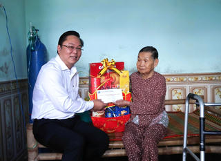 Chủ tịch Mặt trận TP Đà Nẵng thăm, tặng quà Mẹ Việt Nam Anh hùng