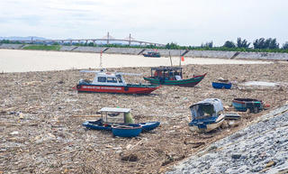 Rác thải ùn ứ khu neo đậu Xuân Hội