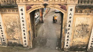 Đi qua cổng làng