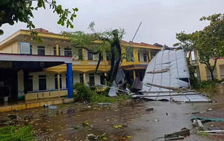 Mưa lớn, gió giật dữ dội gây thiệt hại tại Hà Tĩnh trước khi bão số 5 đổ bộ