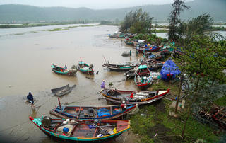 Hàng chục tàu thuyền hư hỏng nặng, nhiều ngư dân Hà Tĩnh trắng tay sau bão