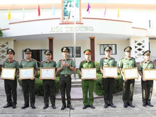 Quảng Ngãi: Khen thưởng cho tập thể, cá nhân vụ triệt xóa hơn 1,3 tấn thuốc nổ